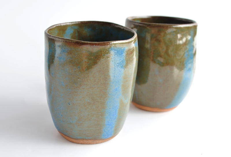 Set de bandeja y 4 vasos modelados a mano en gres azul