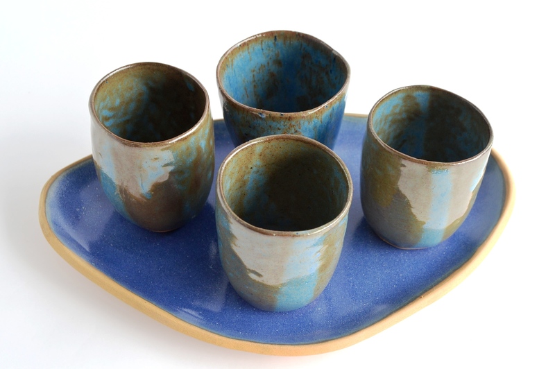 Set de bandeja y 4 vasos modelados a mano en gres azul