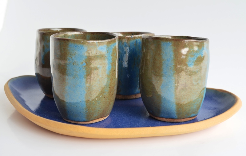 Set de bandeja y 4 vasos modelados a mano en gres azul
