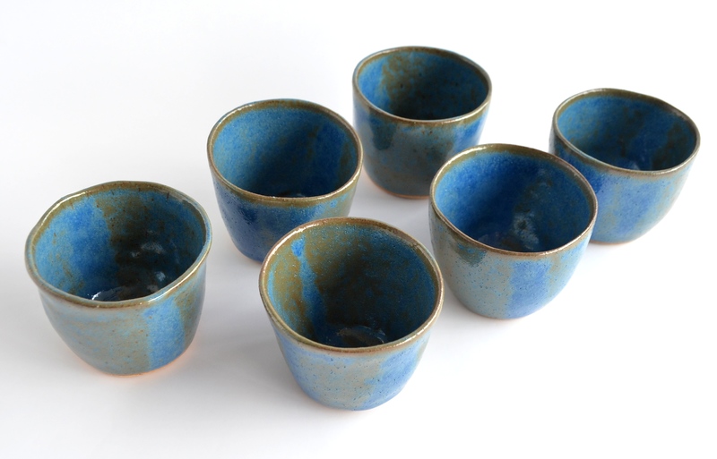 Set de bandeja y 4 vasos modelados a mano en gres azul