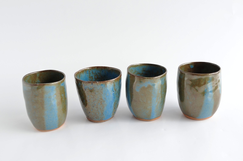 Set de bandeja y 4 vasos modelados a mano en gres azul