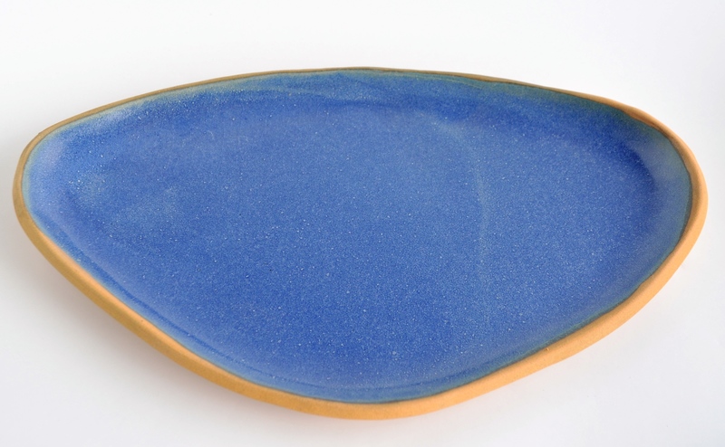 Set de bandeja y 4 vasos modelados a mano en gres azul