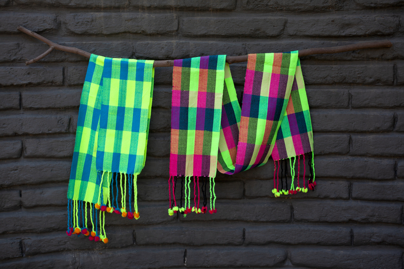 Bufanda o faja flúor con pompones - Fucsia y amarillo