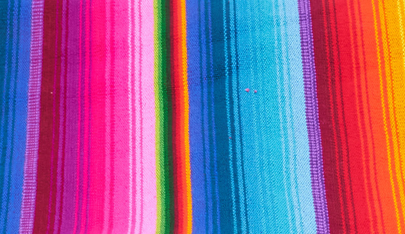 Gran manta o cubrecama multicolor tejido en Guatemala