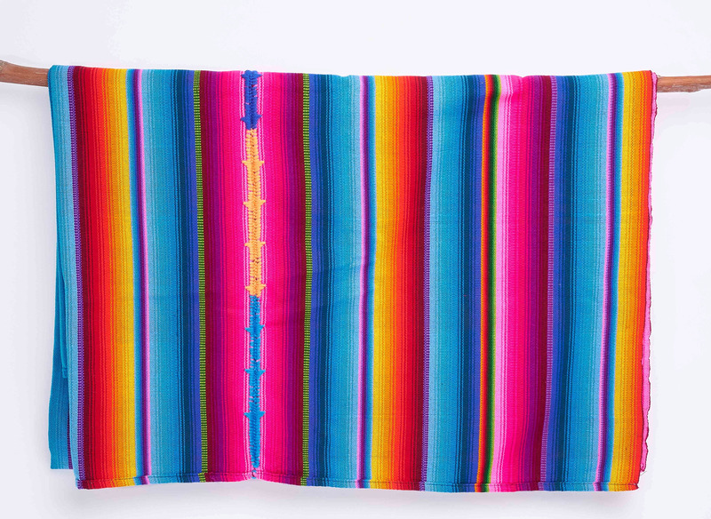 Gran manta o cubrecama multicolor tejido en Guatemala