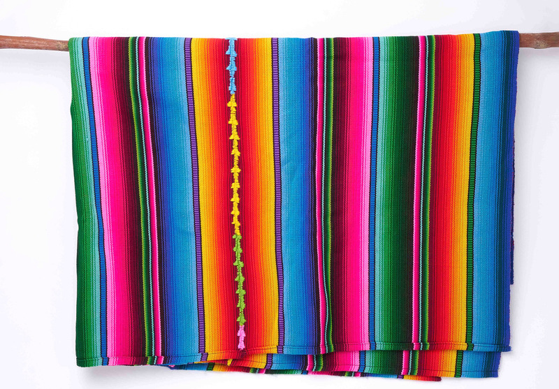 Gran manta o cubrecama multicolor tejido en Guatemala