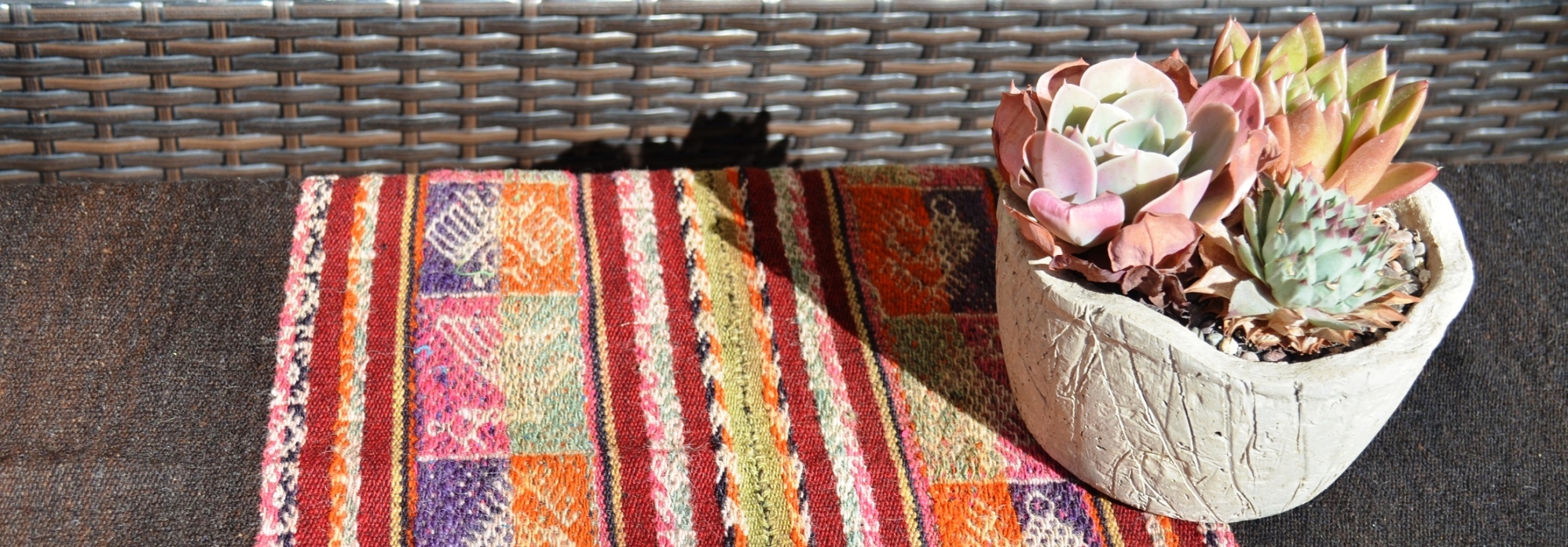  - textiles-andinos-aguayo-llijta-aymara-kunza-terraza-veranos-tapiz-cactus-suculenta-ceramica-gres-manos-del-alma.JPG