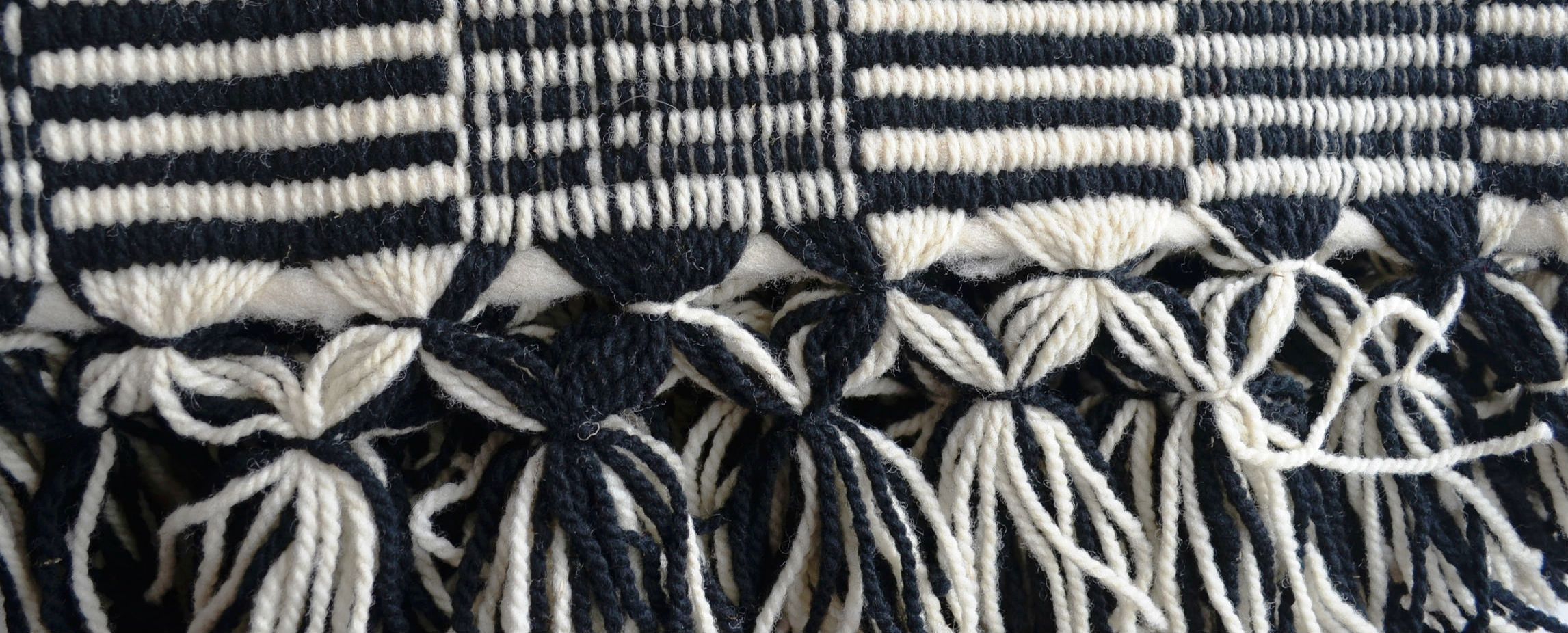  - alfombra-lana-blanco- negrotelar-mapuche-diseño-deco-decoracion-regal-matrimonio-manos-del-alma-chile.JPG