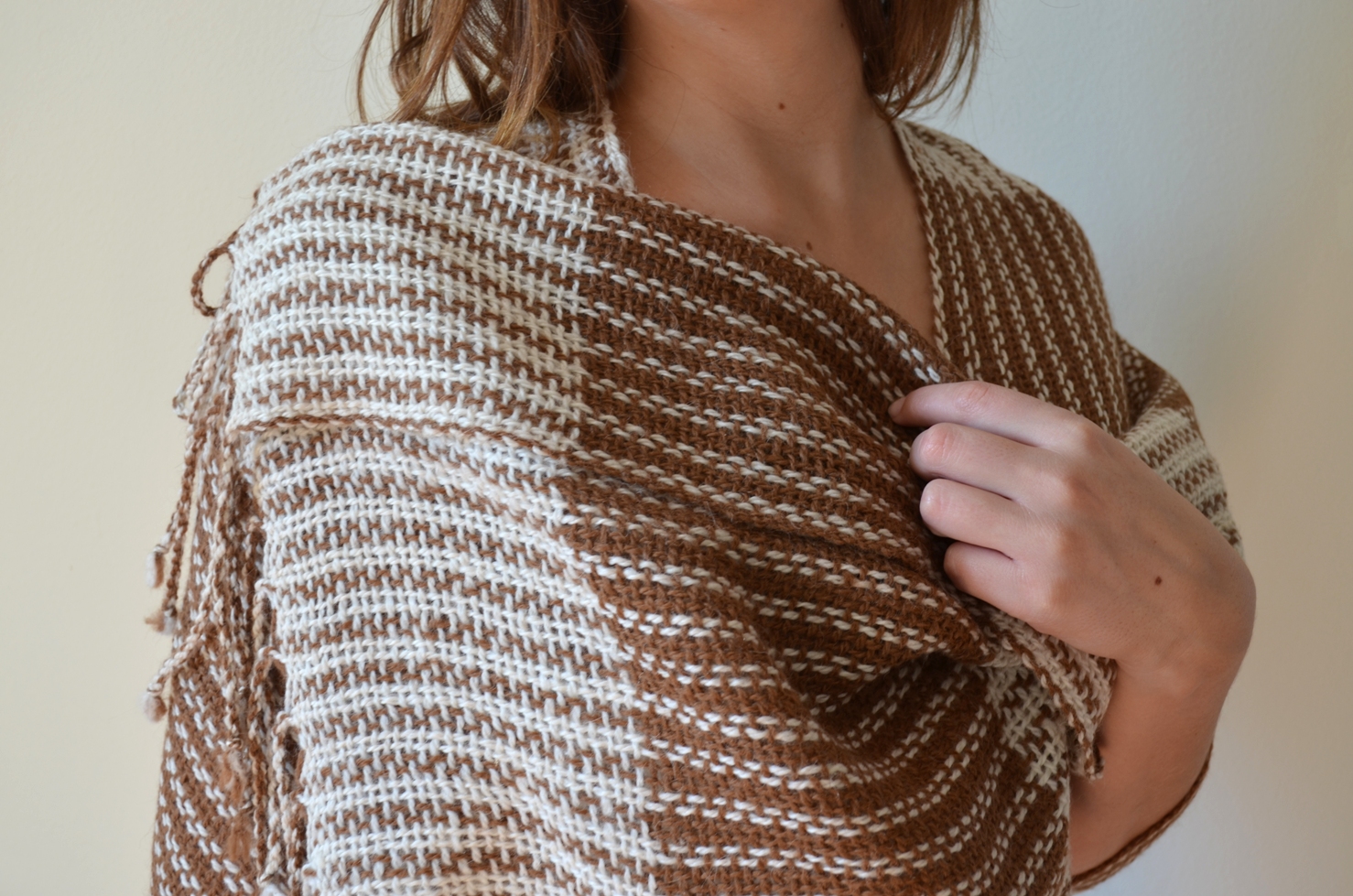  - chal-echarpe-alpaca-blanco-vicuña-telar-aymara-altiplano-pocho-manos-del-alma-chile.JPG