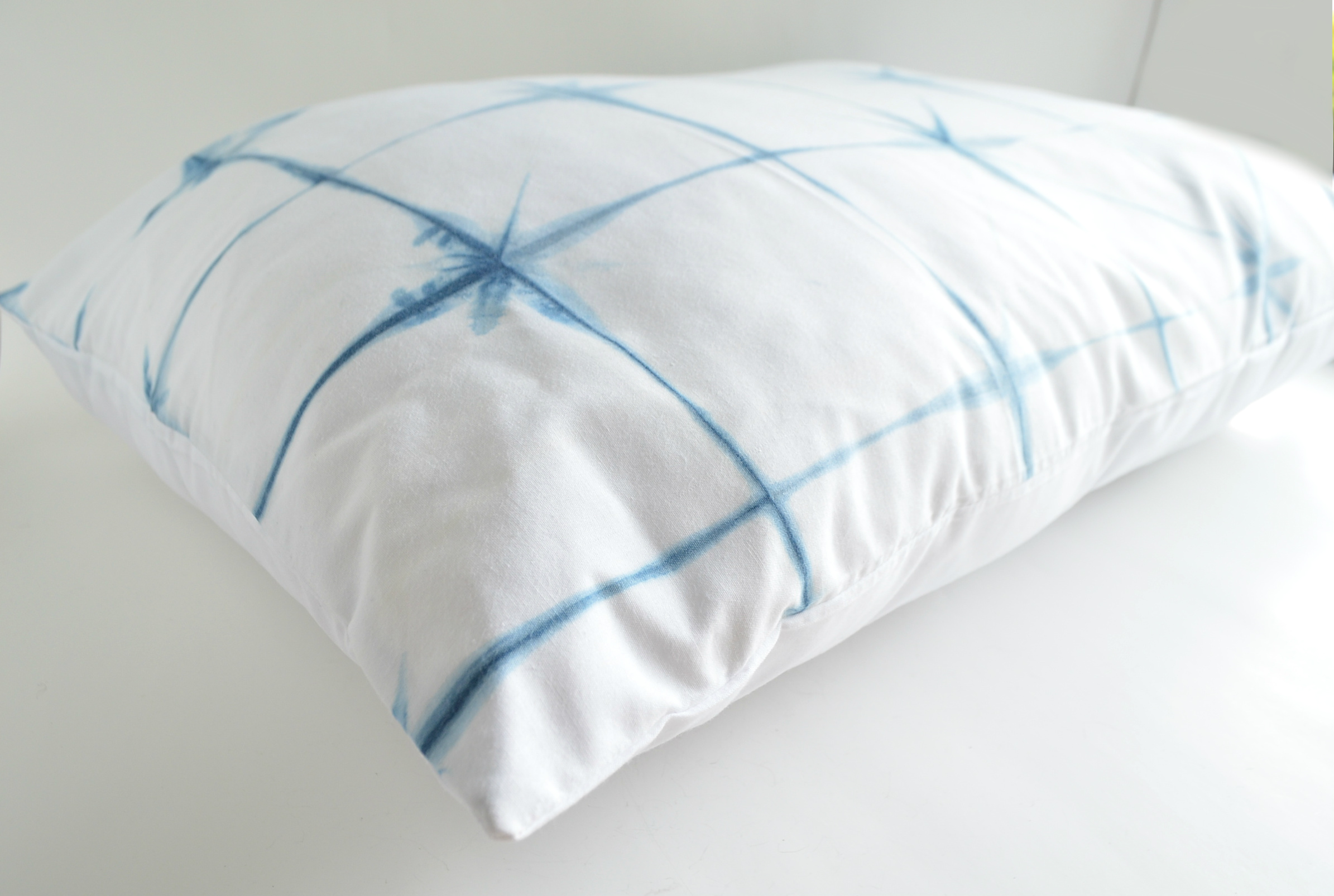  - 6.282-cojin-amarras-shibori-teñido-tinte-terraza-deco-algodon-indigo-añil-azul-lona-chile-manos-del-alma-almohada-ropa-cama-estrella.JPG