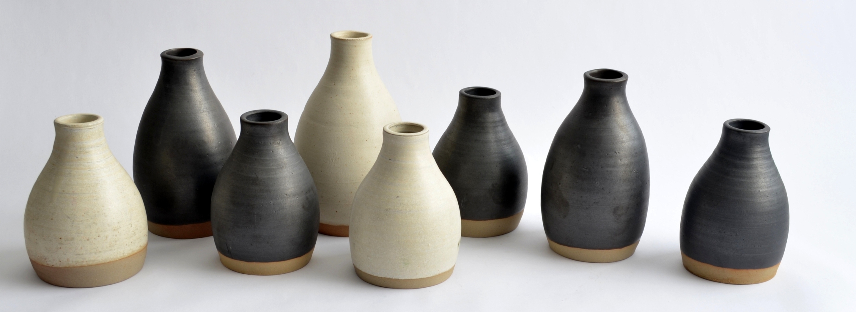  - ceramica-gres-blanco-y-negro-florero-primavera-regalo-de-matrimonio-madre-navidad-amigo-secreto-manos-del-alma-chile.JPG