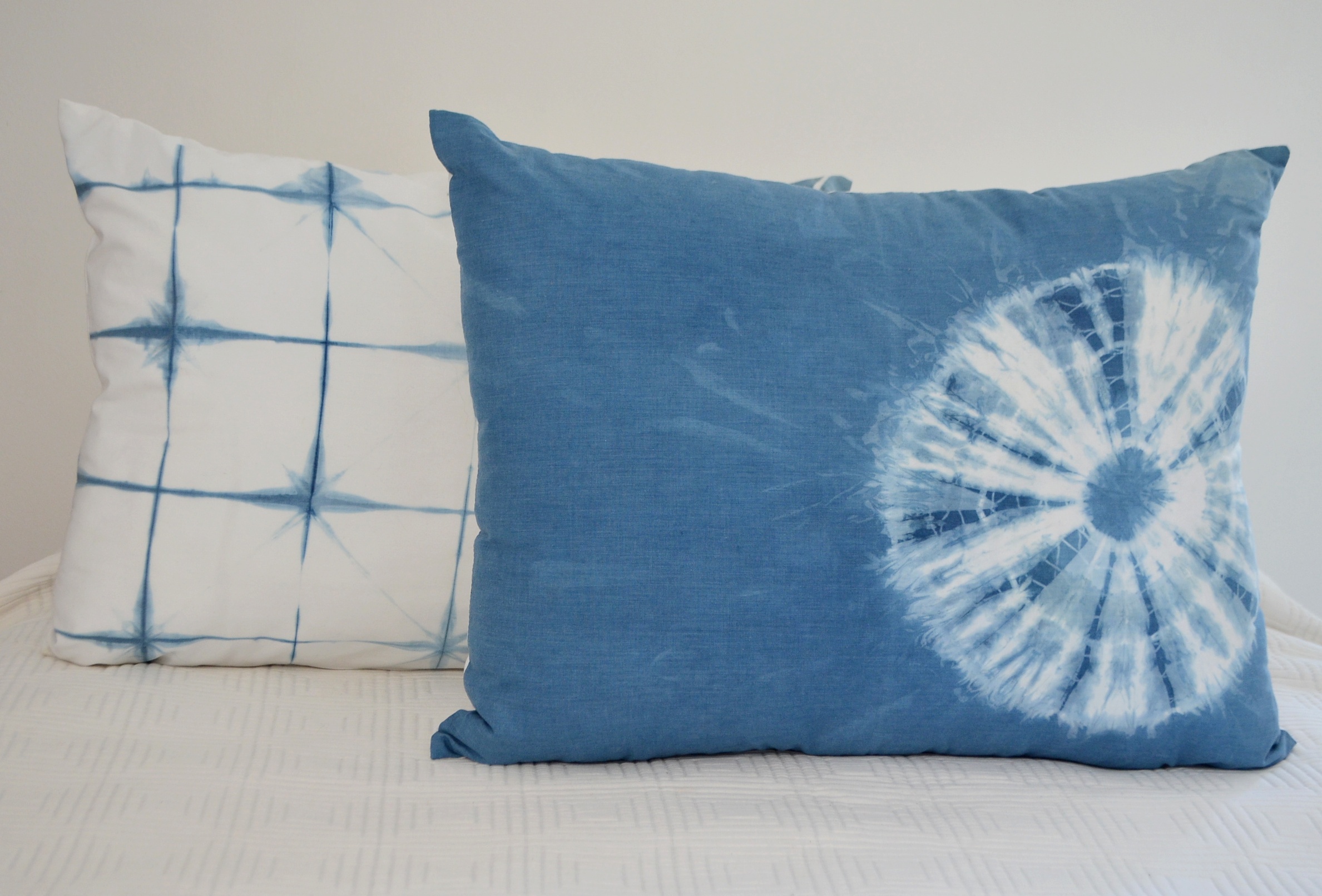  - cojin-indigo-azul-deco-decoracion-decoradora-tintes-naturales-shibori-algodon-manos-del-alma-chile.jpg