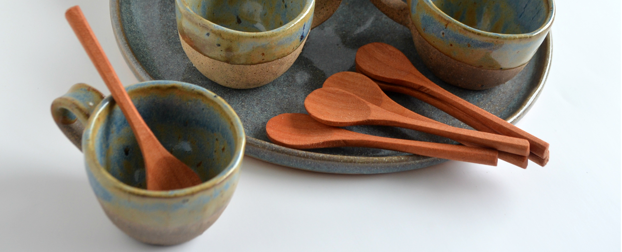  - bandeja-tazas-tacitas-cafe-espresso-madera-rauli-cucharita-ceramica-gres-regalo-d-matrimonio-manos-del-alma-novios.jpg