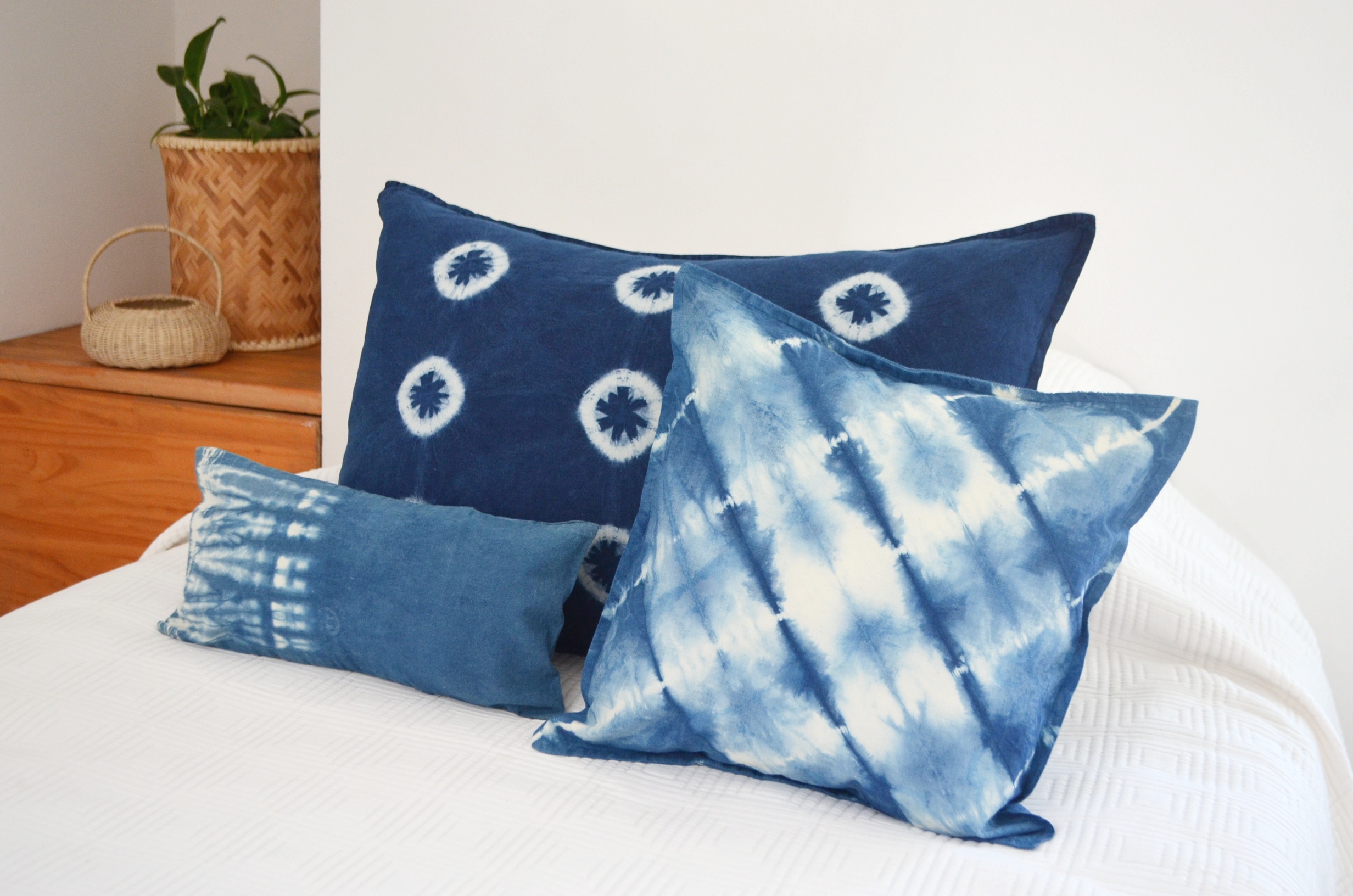  - cojin-indigo-azul-deco-decoracion-decoradora-tintes-naturales-shibori-algodon-manos-del-alma-regalo-de-matrimonio-algodon-lino.jpg