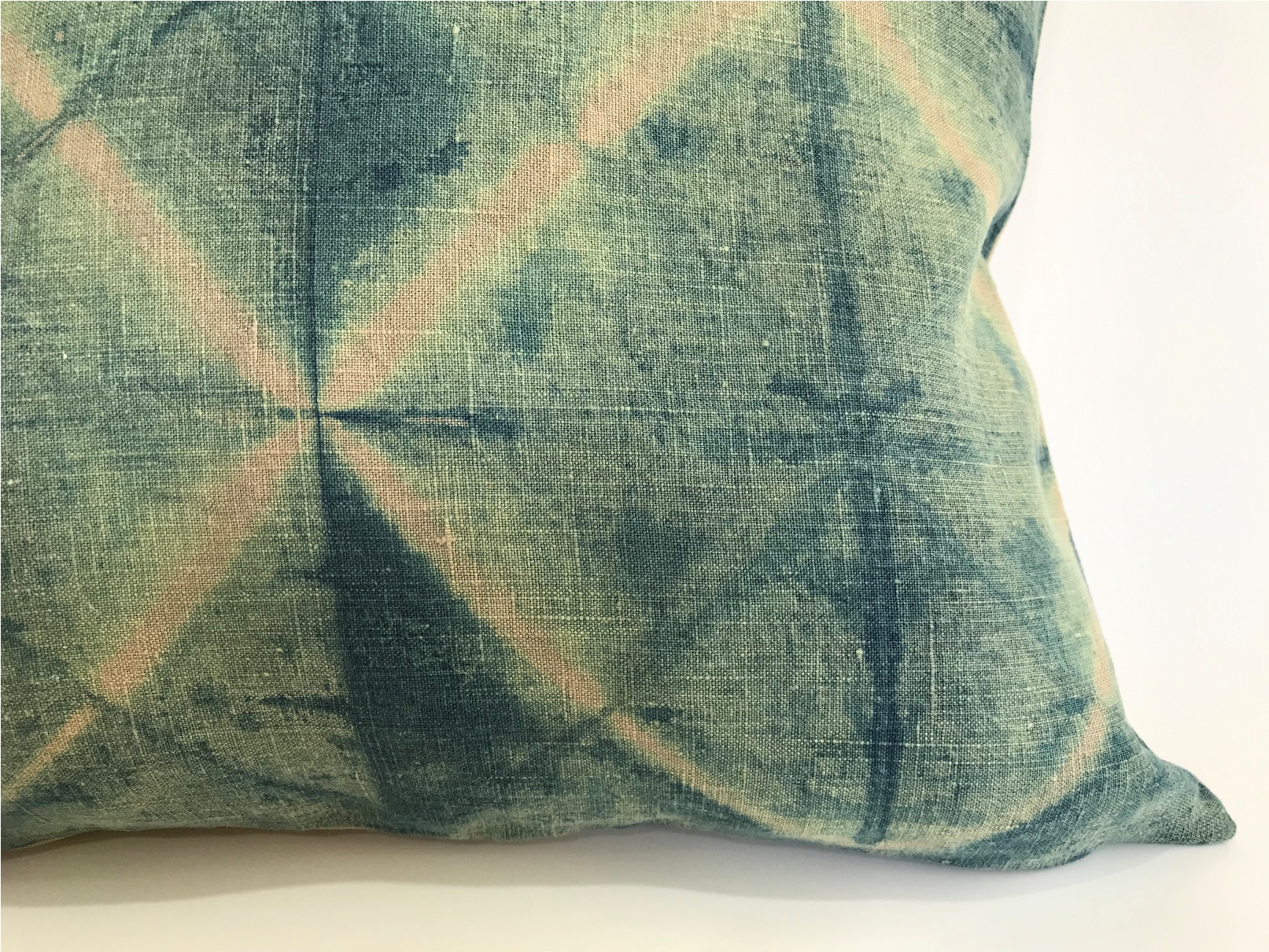  - 6.83-cojin-deco-decoracion-lino-algodon-cama-sillon-living-indigo-shibori-tintes-naturales-exlusivo-manos-del-alma--patinas.JPG