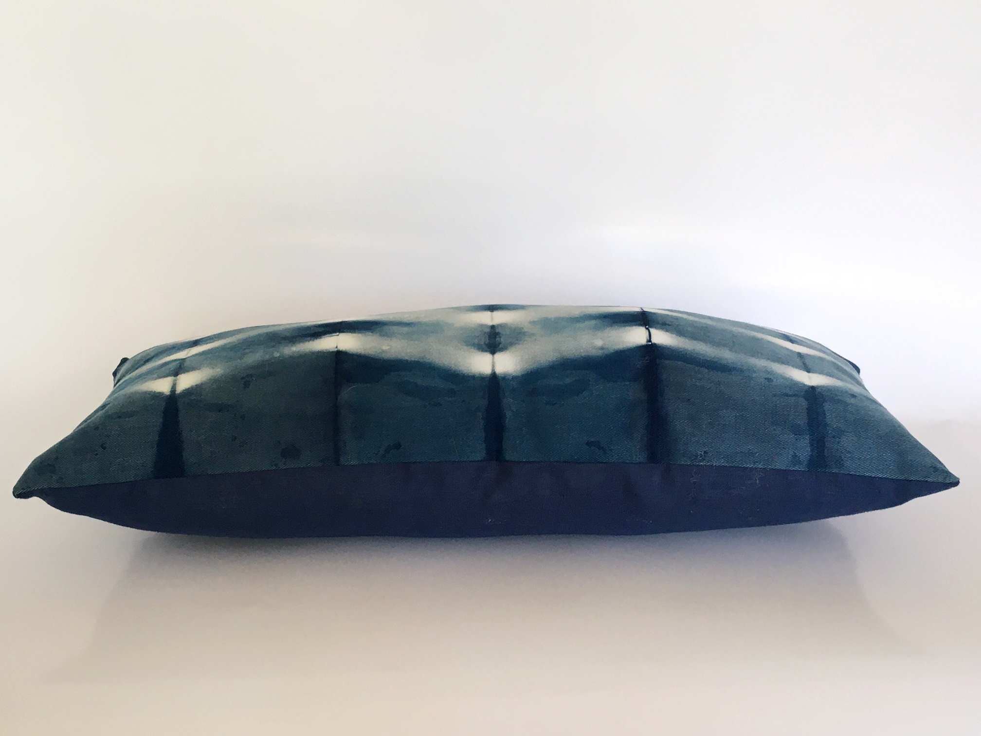  - 6.124-cojin-algodon-indigo-azul-jean-mezclilla-blanco-nautico-decoracion-deco-playa-zigzag-manos-del-alma-regalos-lino.jpg