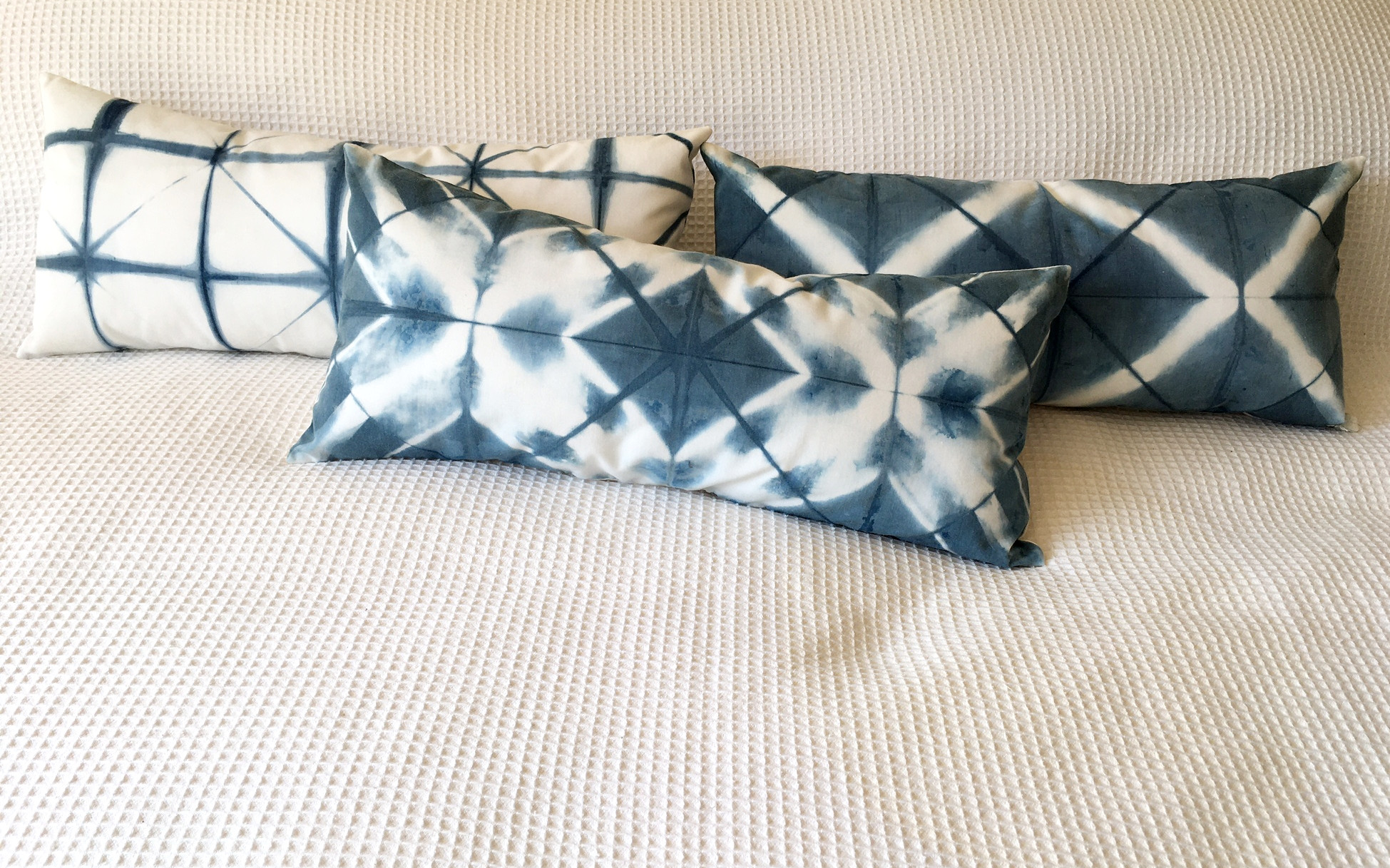  - 6.124-cojin-algodon-indigo-azul-jean-mezclilla-blanco-nautico-decoracion-deco-playa-zigzag-manos-del-alma-regalos-dormitorio-living.jpg