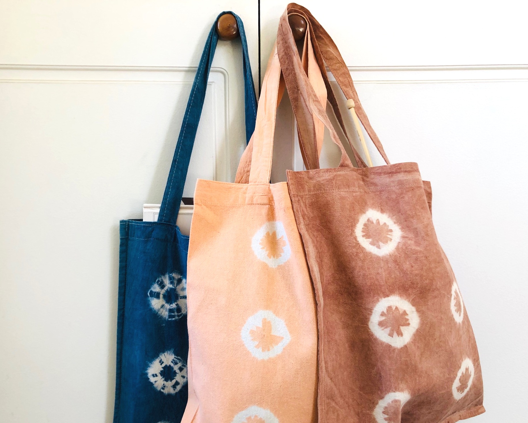  - palta-achiote-bolso-indigo-azul-deco-tote-bag-decoradora-tintes-naturales-shibori-algodon-manos-del-alma-regalo-mama-mercado-compras-cartera-estuche-compras.jpg