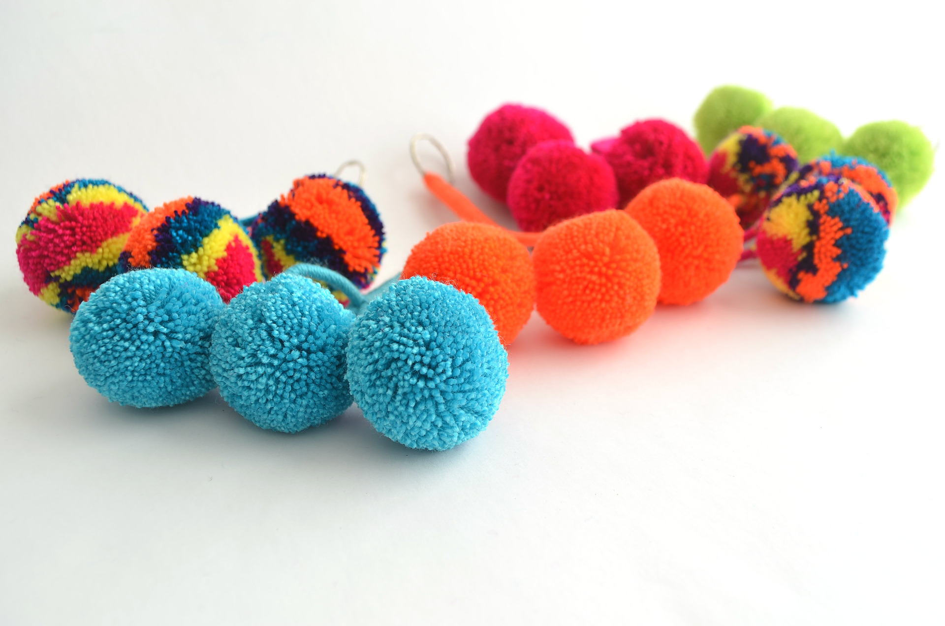  - llavero-aguayo-fluor-textil-lana-andino-decoracion-pompon-artesania-manos-de-america-colombia-regalos,.-.JPG