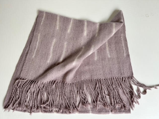  - 6.43-echarpe-chal-pañuelo-accesorio-poncho-moda-bufanda-alpaca-lana-altiplano-tintes-lila-shibori-diseno-mama-navidad.jpg