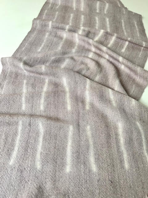  - 6.43-echarpe-chal-pañuelo-accesorio-poncho-moda-bufanda-alpaca-lana-altiplano-tintes-lila-shibori-diseno-mama-navidad-manos-del-alma-lineas.jpg