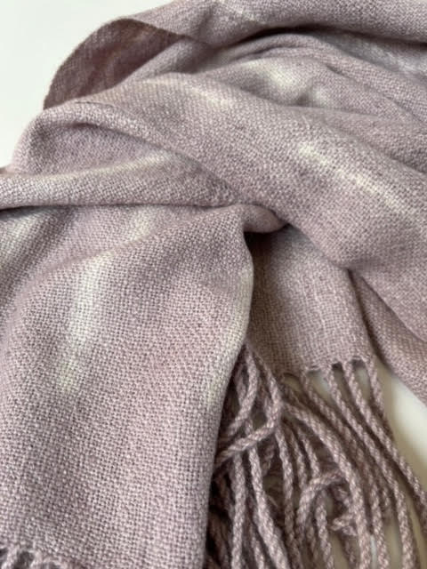  - 6.43-echarpe-chal-pañuelo-accesorio-poncho-moda-bufanda-alpaca-lana-altiplano-tintes-lila-shibori-diseno-mama-navidad-manos-del-alma.jpg