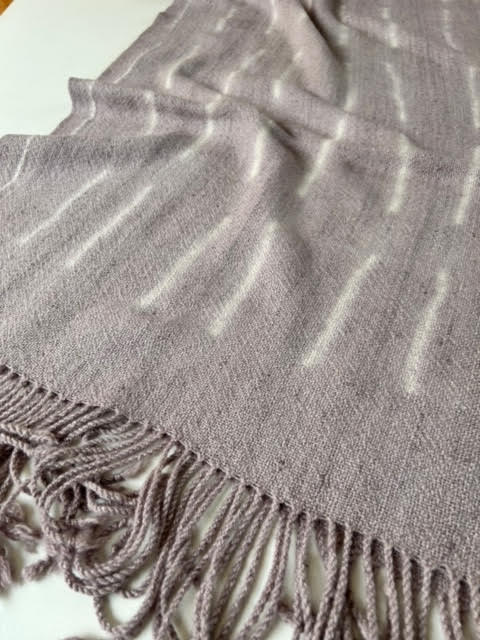  - 6.43-echarpe-chal-pañuelo-accesorio-poncho-moda-bufanda-alpaca-lana-altiplano-tintes-lila-shibori-diseno-mama-navidad-manos-del-alma,,..jpg