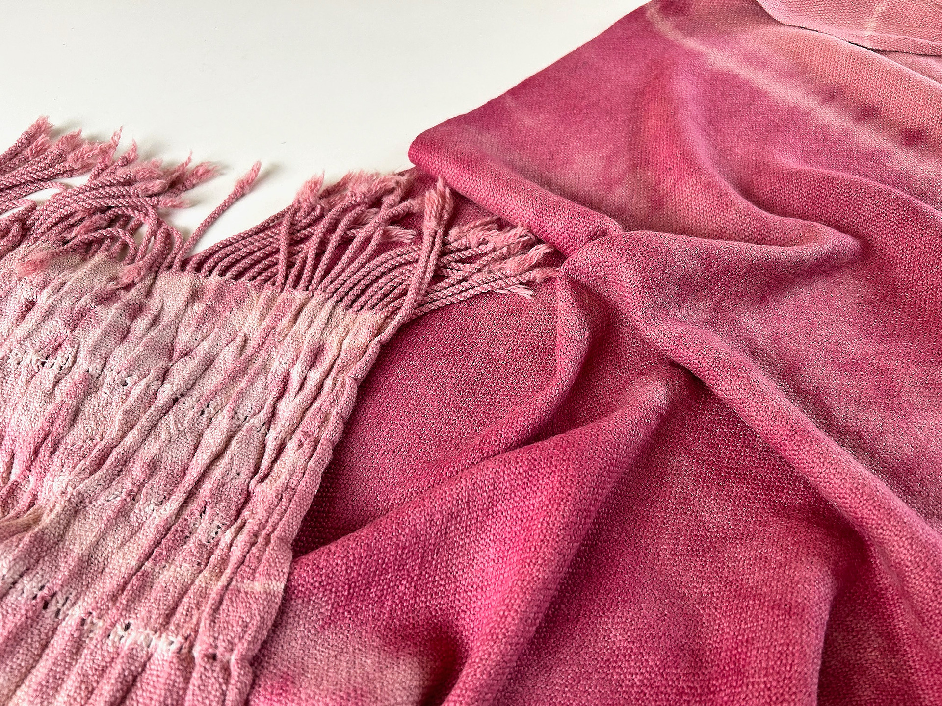  - 6.59-echarpe-chal-pañuelo-accesorio-poncho-moda-bufanda-lana-alpaca-altiplano-tintes-rosa-shibori-diseno-mama-navidad-manos-del-alma-regalo-cochinilla-fashion.jpg