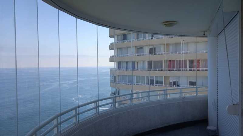 cierre_de_cortinas_de_cristal_en_terraza_departamento_en_la_playa_costa