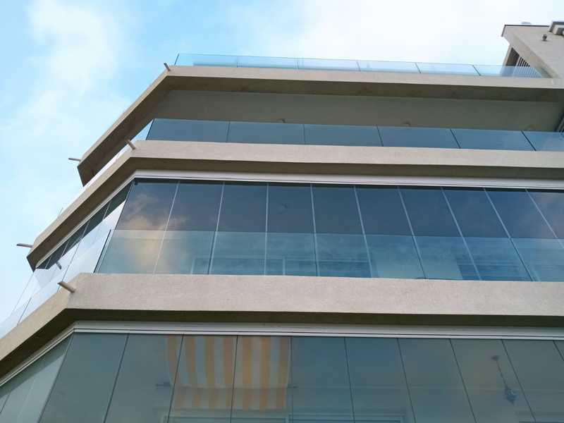 cierre_de_cortinas_de_cristal_cerrado_visto_desde_afuera