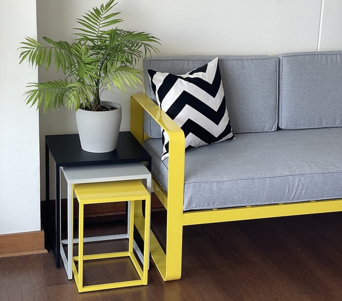 mesa_lateral_de_fierro_de_colores_en_perfil_cuadrado_y_sofa_de_fierro_color_amarillo