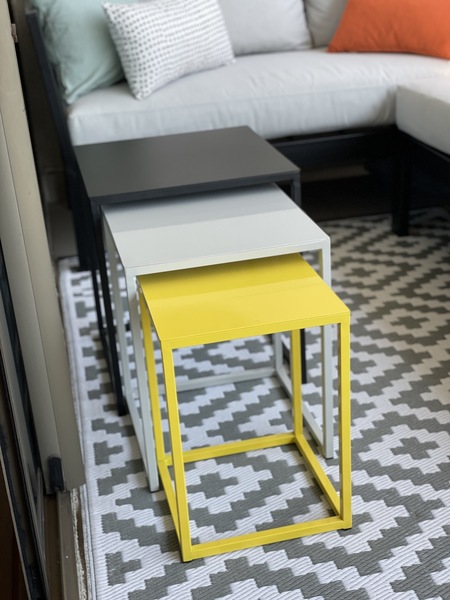 mesa_lateral_de_exterior_de_fierro_de_perfil_cuadrado_y_colores_amarillo_blanco_y_negro