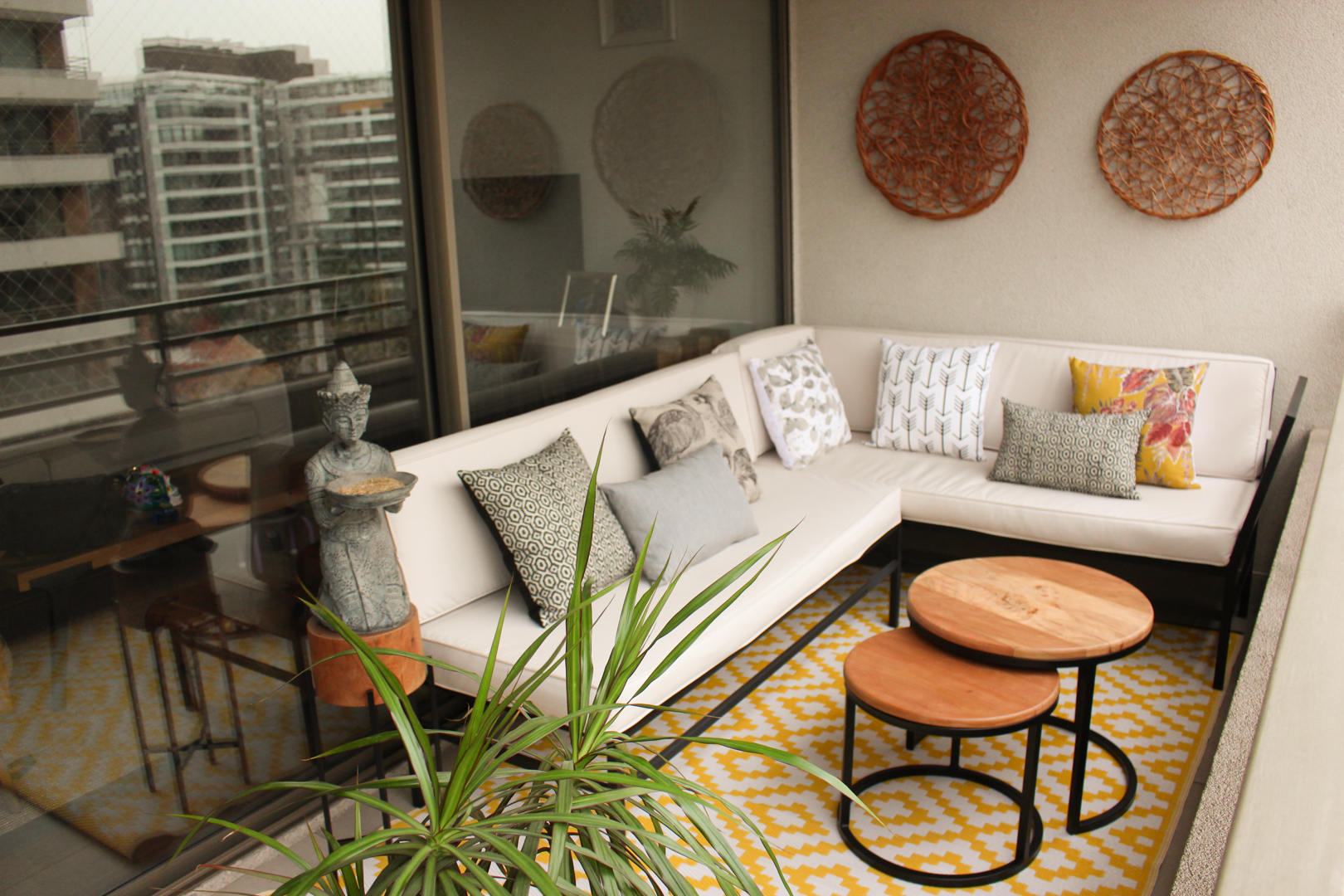 terraza_ambientada_por_terrazachic_con_muebles_de_fierro_y_madera_a_medida_y_cojines_en_tela_especial_para_el_exterior.jpg