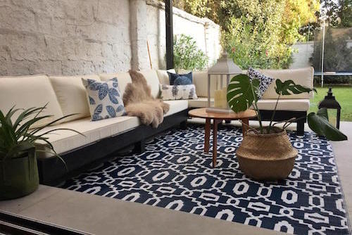 terraza_lista_sofa_en_L_alfombra_de_exterior_grande_color_azul.jpg