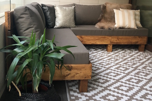 terraza_lista_sofá_en_L_y_alfombra_mediana_color_beige_1.jpg