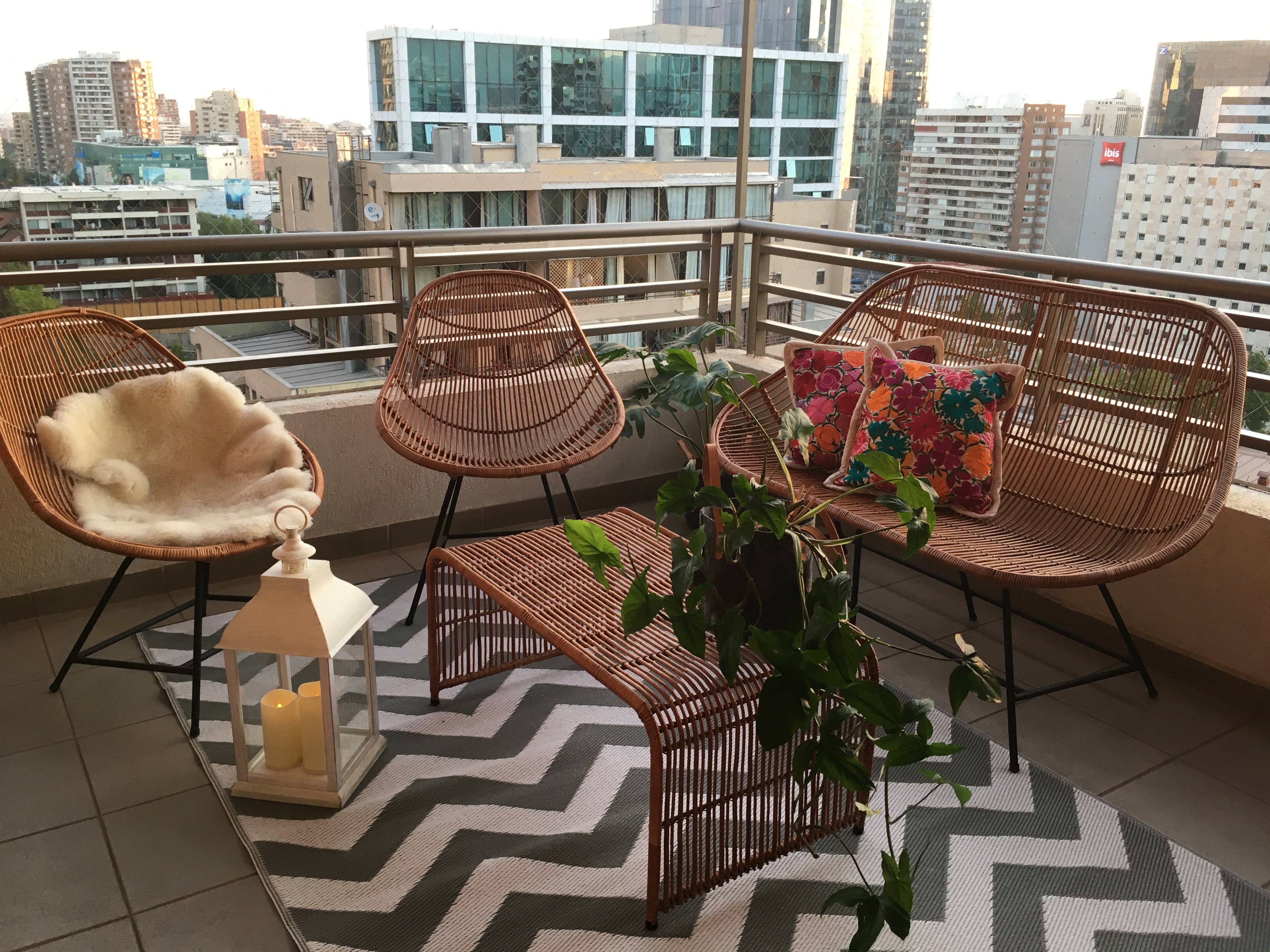 Terraza_cuadrada_con_muebles_de_mimbre_liviana.jpg