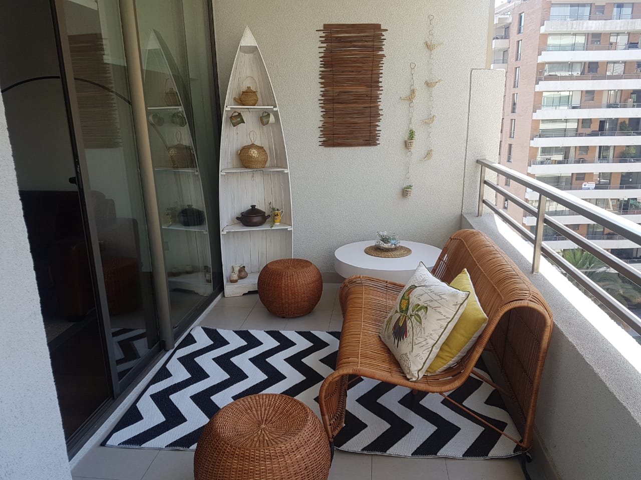Terraza_dormitorio_depto_con_mimbre.jpg