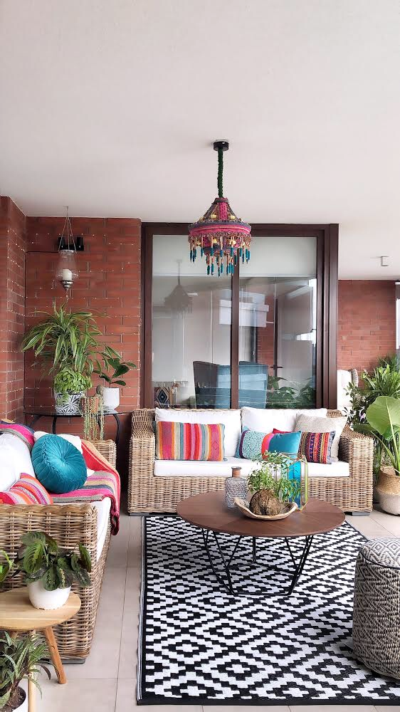Terraza_grande_de_casa_con_alfombra.png