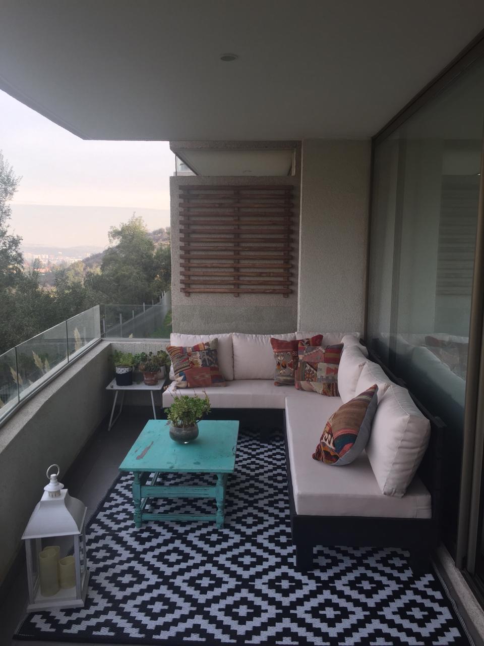 Terraza_mediana_departamento_con_L_y_soporte_para_plantas_en_la_muralla.jpg