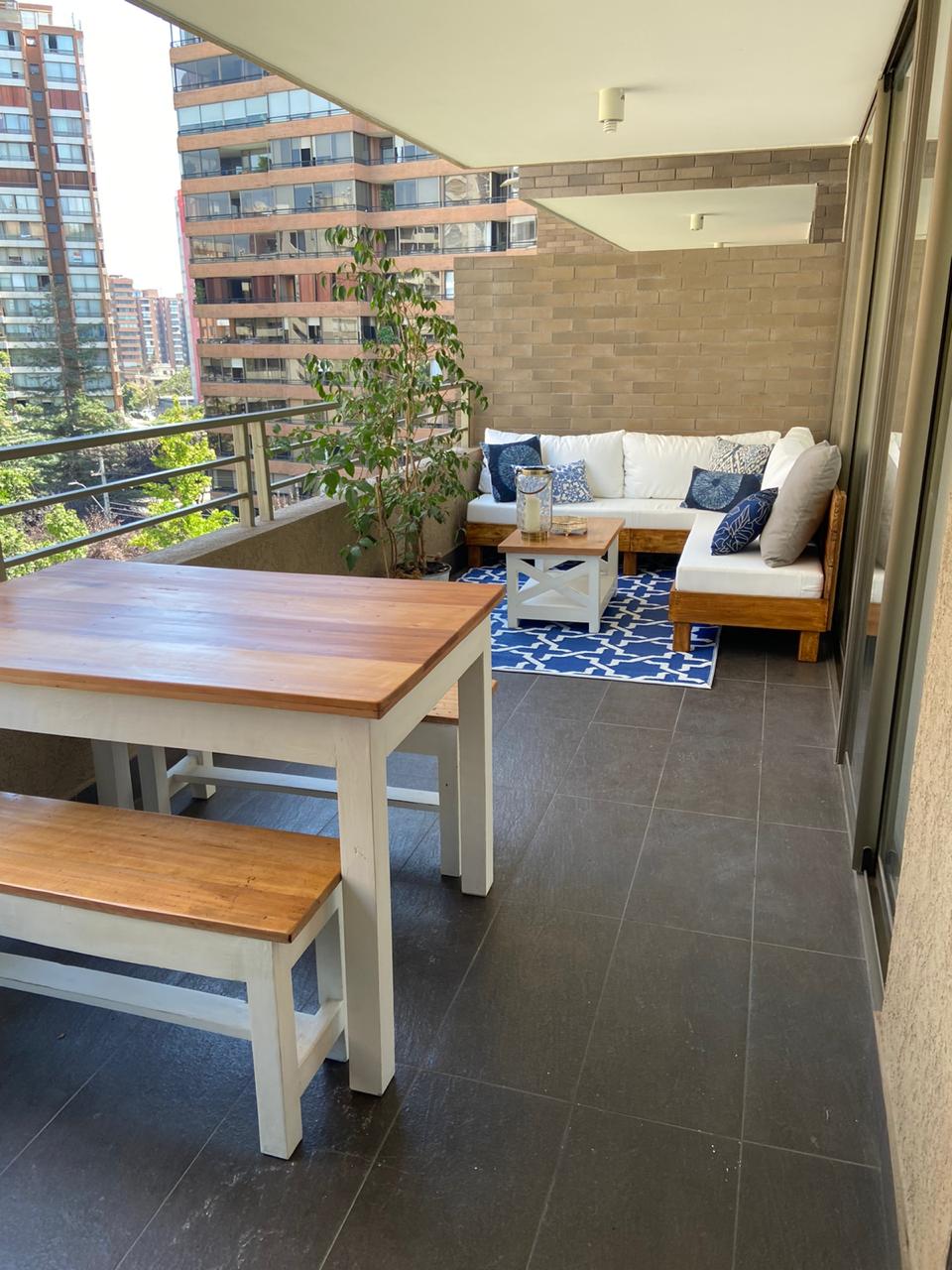 terraza_con_sofa_en_L_y_comedor_para_4_personas_1.jpg