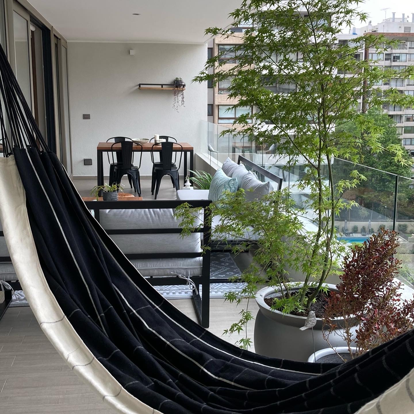 terraza_linda_con_hamaca__muebles_de_fierro_y_mesa_de_comedor_de_madera_y_fierro.JPG