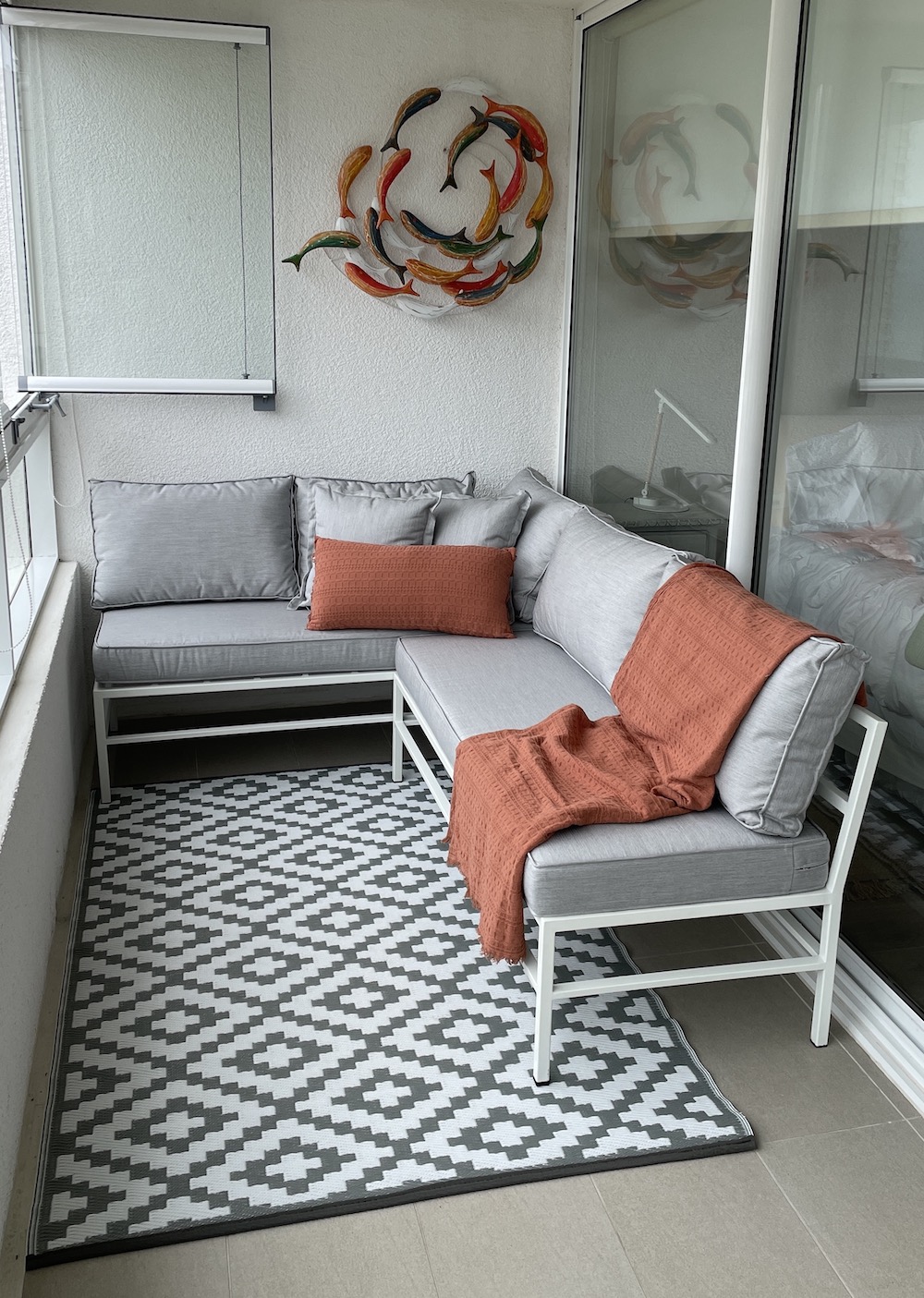 terraza_linda_de_fierro_blanco_con_cojines_grises_y_alfombra_especial_para_exterior.JPG