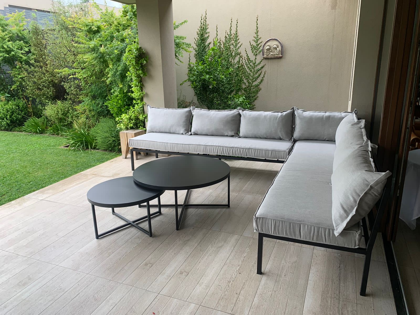 terraza_linda_de_fierro_con_cojines_en_gris_perla_tela_sunbrella_para_exterior.JPG