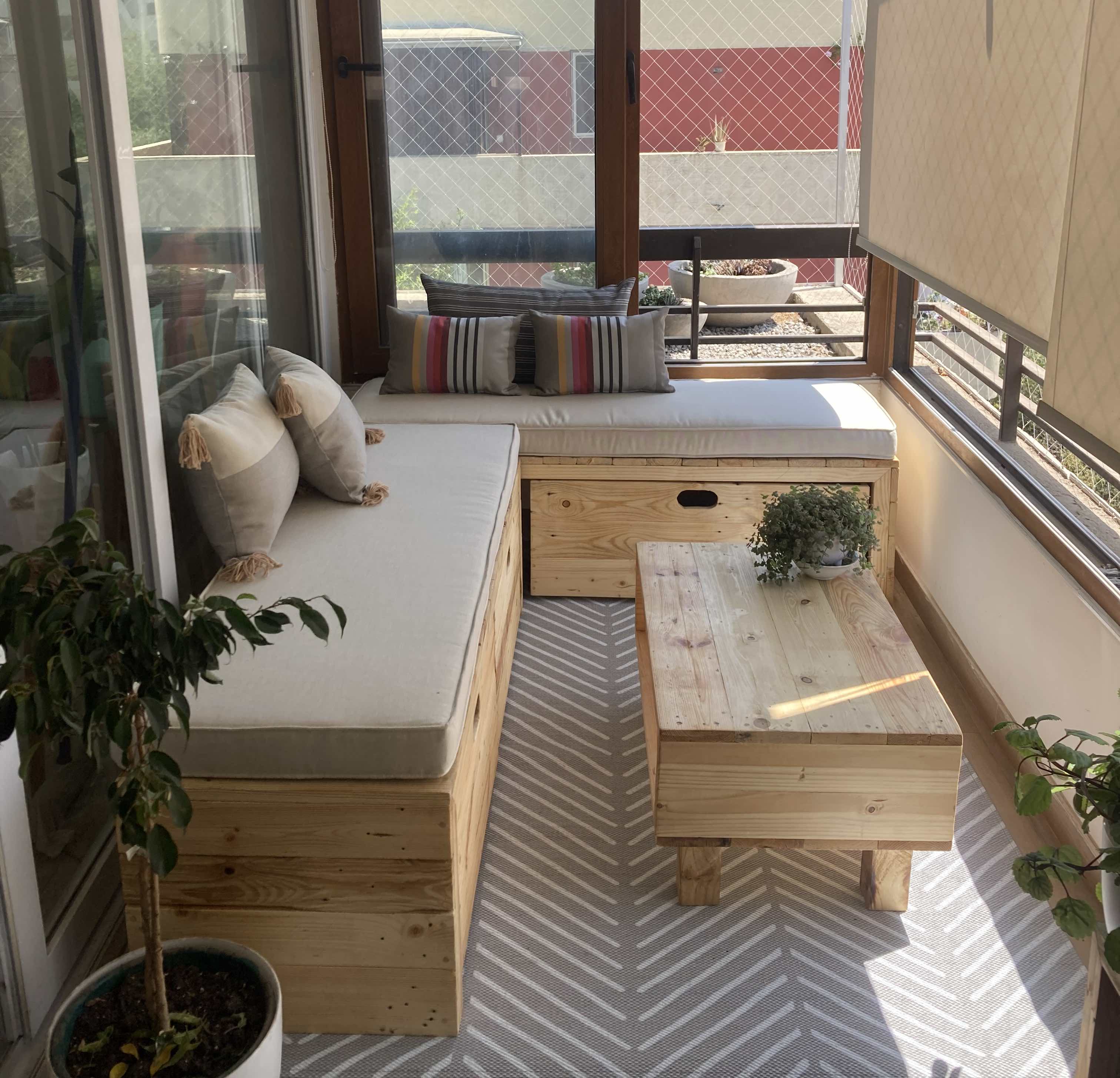 terraza_linda_de_muebles_de_pallets_con_cajones_y_cojines_y_alfombra_especial_de_exterior.jpg