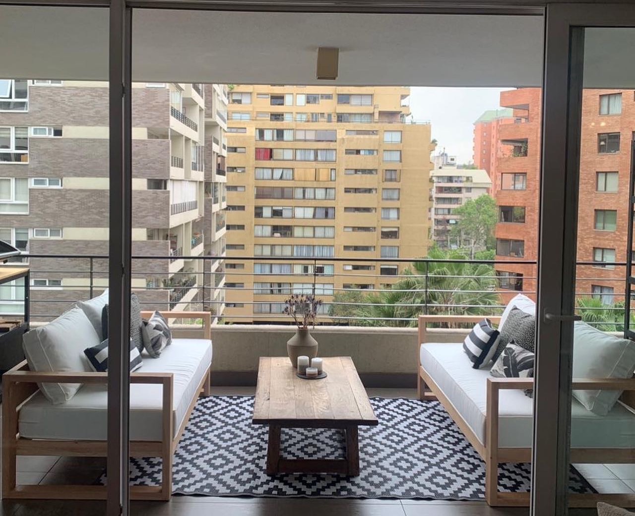 terraza_linda_en_madera_de_lenga_y_alfombra_especial_para_exterior.JPG