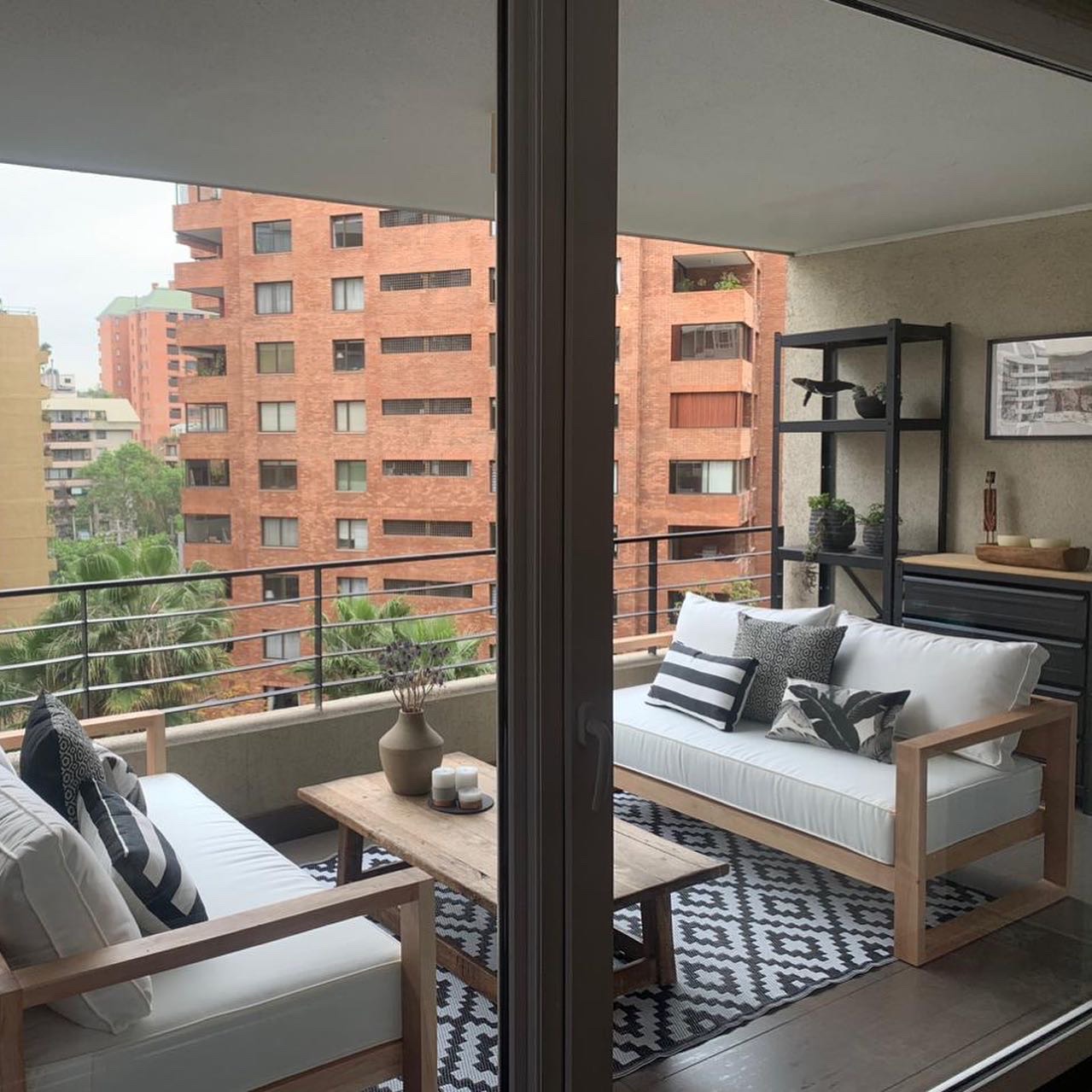 terraza_linda_en_madera_de_lenga_y_cojines_en_tonos_claros_con_alfombra_especial_para_exterior.JPG