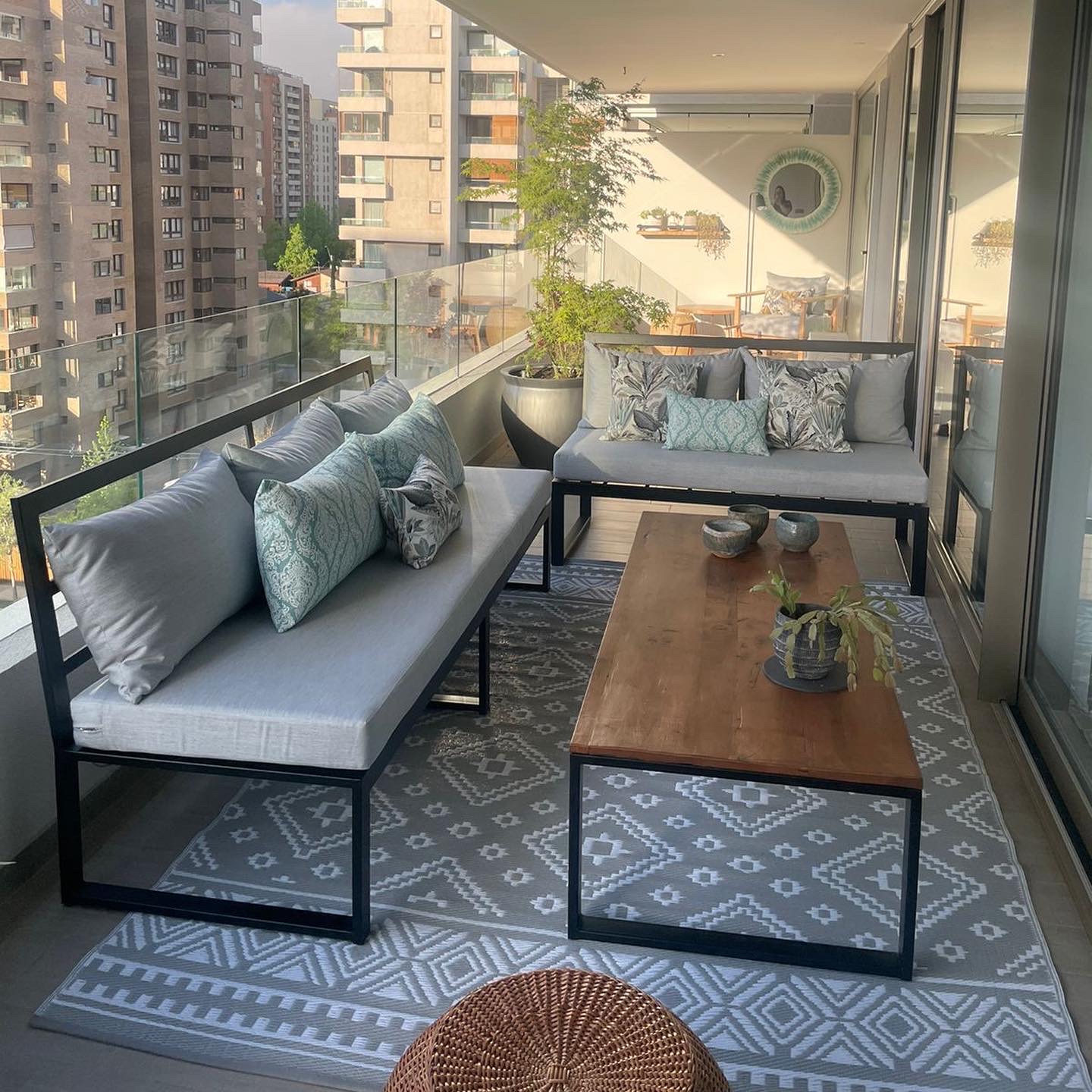 terraza_linda_muebles_de_fierro_perfil_circular_y_cojines_en_tonos_grises.JPG