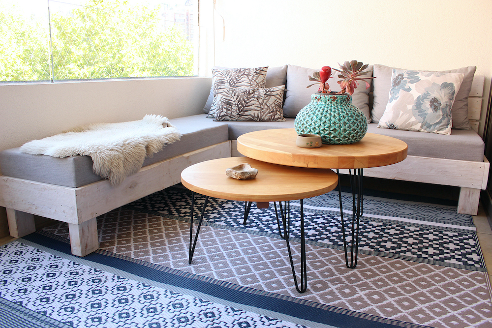 terraza_linda_muebles_de_pallet__mesas_de_lenga_y_tonos_grises_con_toques_de_color.jpg