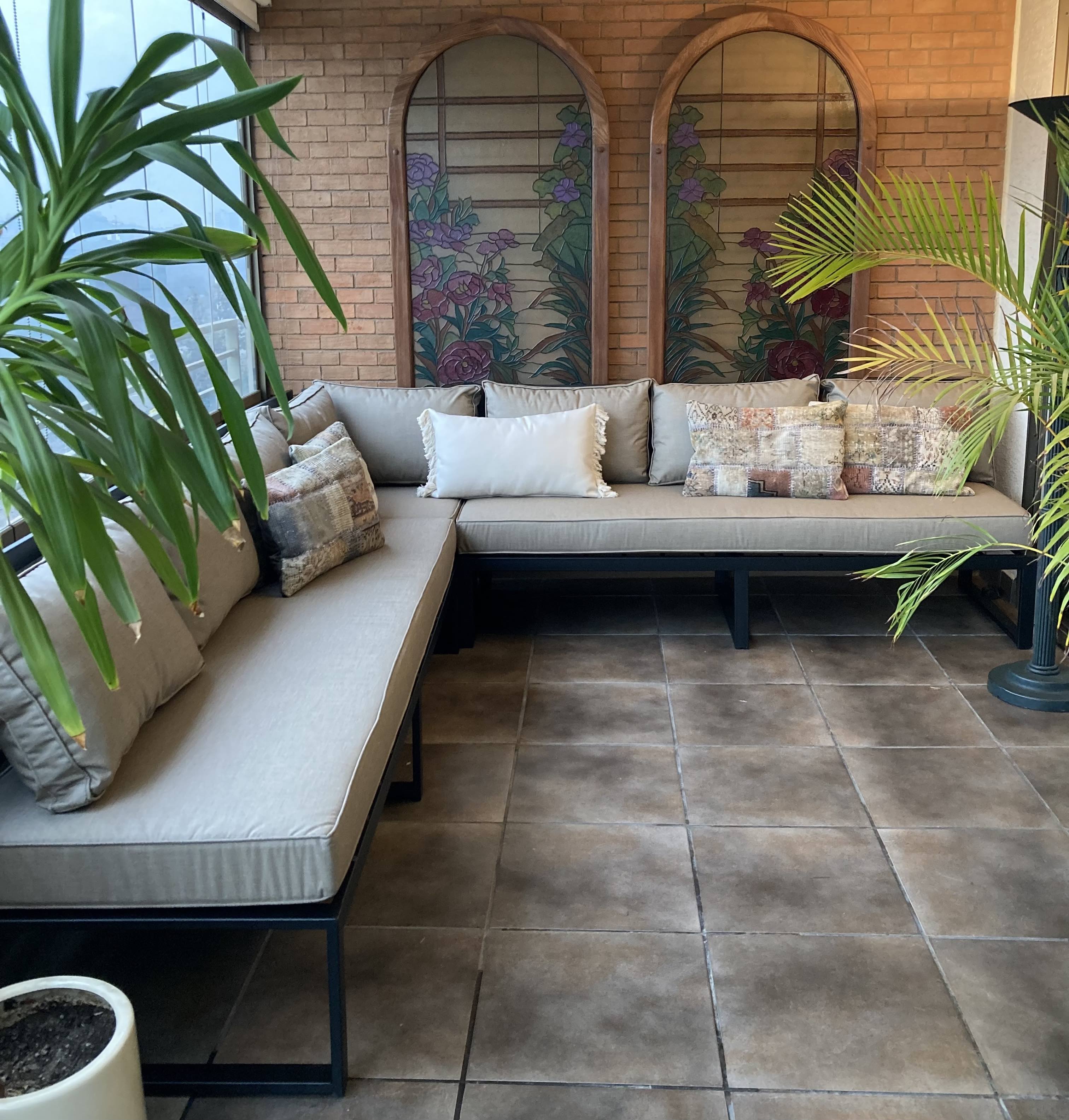 terraza_linda_y_grande_de_fierro_con_cojines_a_medida_en_tela_de_exterior.jpg