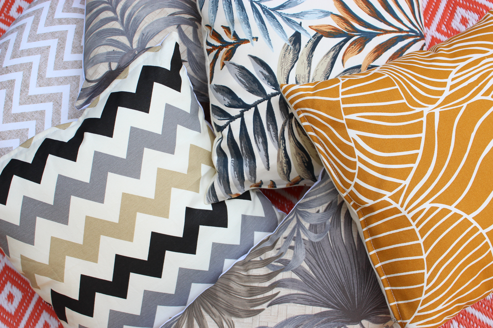cojines_decorativos_especiales_para_el_exterior_en_colores_mostaza_y_beige.jpg
